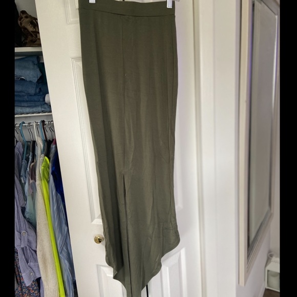 Bebe slit skirt! Midi length - Picture 2 of 4